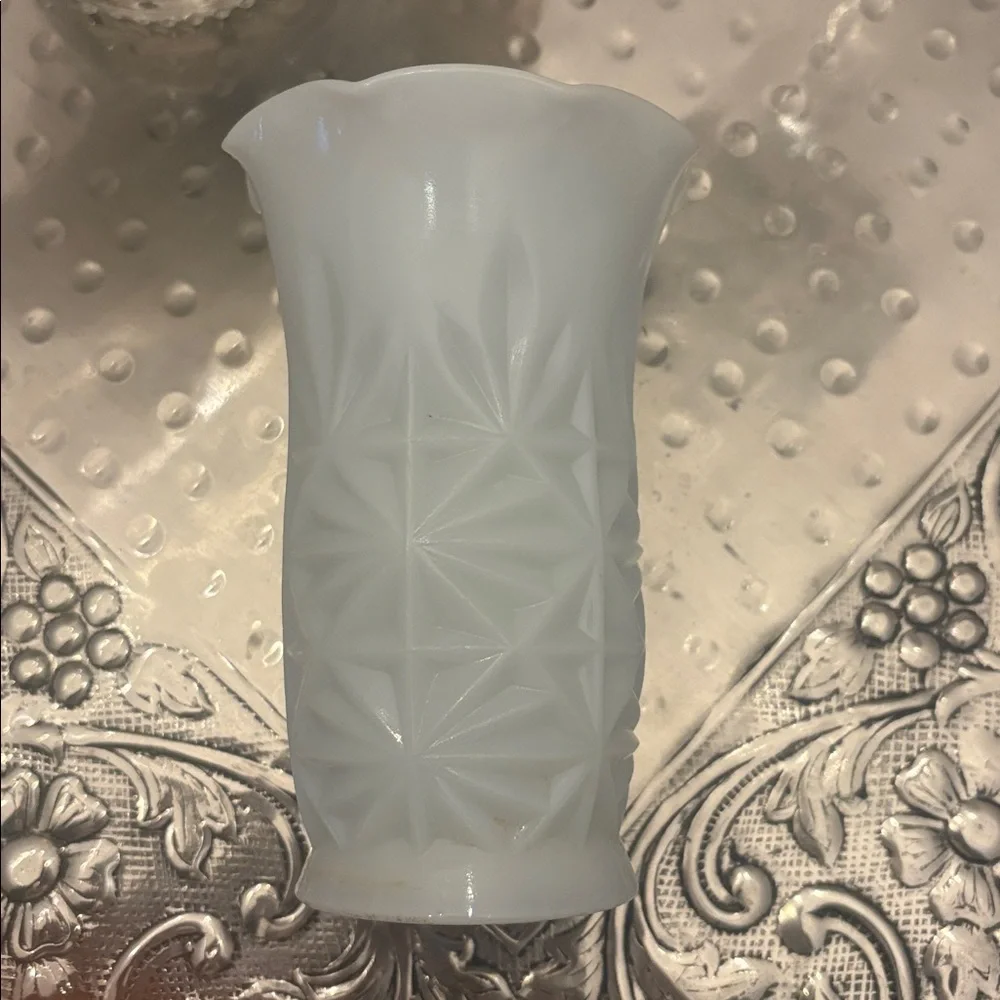Elegant  Vase Vintage Hazel Atlas Milk Glass Starburst Pattern Ruffle Edge